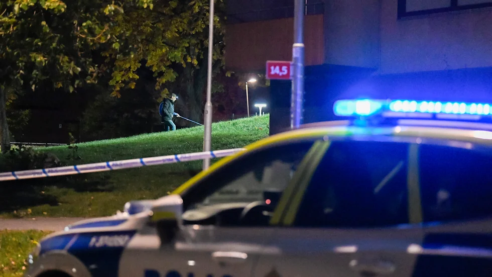 Poliser på plats efter en skottlossning i Fittja i södra Stockholm i oktober.