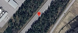 Ett körfält blockerat på grund av stillastående personbil på E4