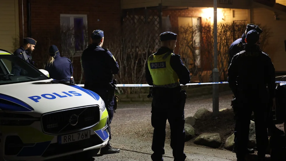 Polis arbetar på platsen, ingen person har skadats.