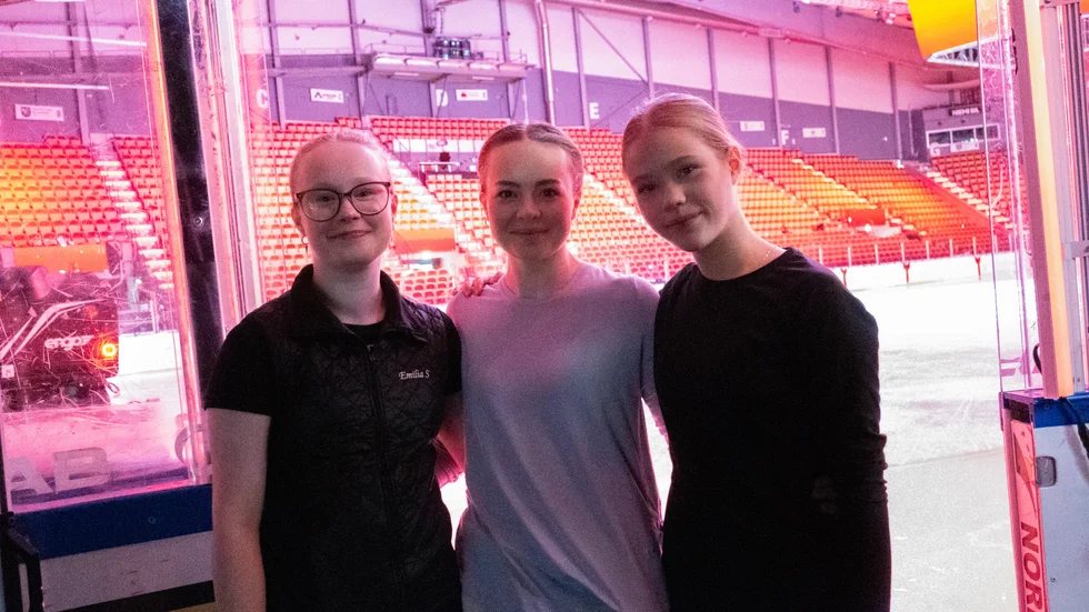 Det är den här trion som både är konståkare och tränare i klubben som har skapat årets julshow. "Vi har jobbat extremt mycket med den här showen sedan i oktober, både på och utanför isen, gjort all koreografi och även skött mycket av administrationen", säger Emilia Stenman. "Vi har varit med varandra i princip varje dag, hela dagarna, jobbat tillsammans, hjälpt varandra och fått inspiration av varandra, så vi har kommit varandra väldigt nära", säger Daisy. "Det har varit väldigt lärigt och kul att få skapa allting från grunden", säger Sara.