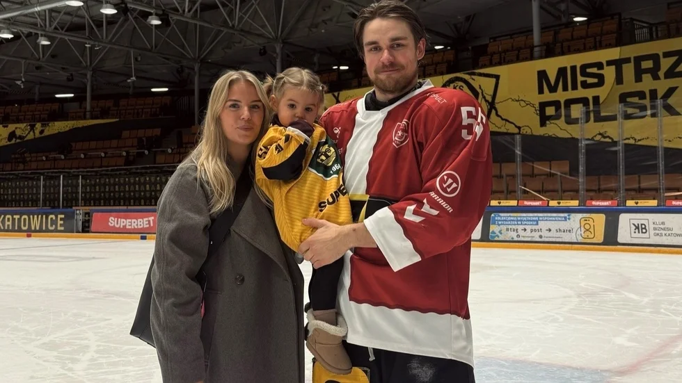 Julia Jaensson och sambon Albin Runesson tillsammans med dottern Vera, ett och ett halvt år. Sedan i somras lever de sitt liv i Katowice i Polen. 