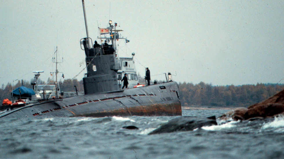 Den sovjetiska ubåten U 137 gick på grund i Gåsefjärden i Karlskrona skärgård den 27 oktober 1981. Den 5 november meddelade statsminister Thorbjörn Fälldin (C) att ubåten sannolikt hade kärnvapen ombord. Dagen efter eskorterades den ut från svenskt vatten och förenades med den väntande sovjetiska fartygsstyrkan.
