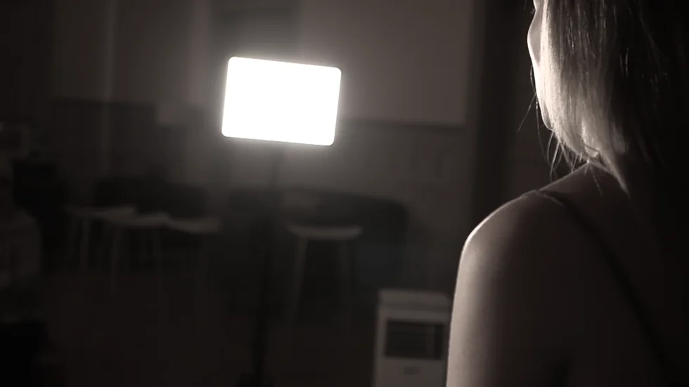 Filmen som Strängnäs kommun producerat belyser det hedersrelaterade våldet i gängkriminella miljöer. Bilden visar ett skärmklipp från den tre minuter långa filmen.