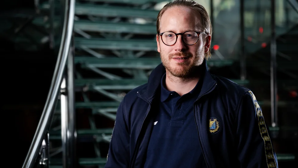 Södertäljes sportchef Emil Georgsson. En titel han kommer ha i minst två säsonger till, enligt det nya avtalet.