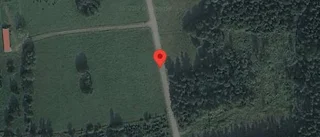 Personbil i singelolycka på väg 1028