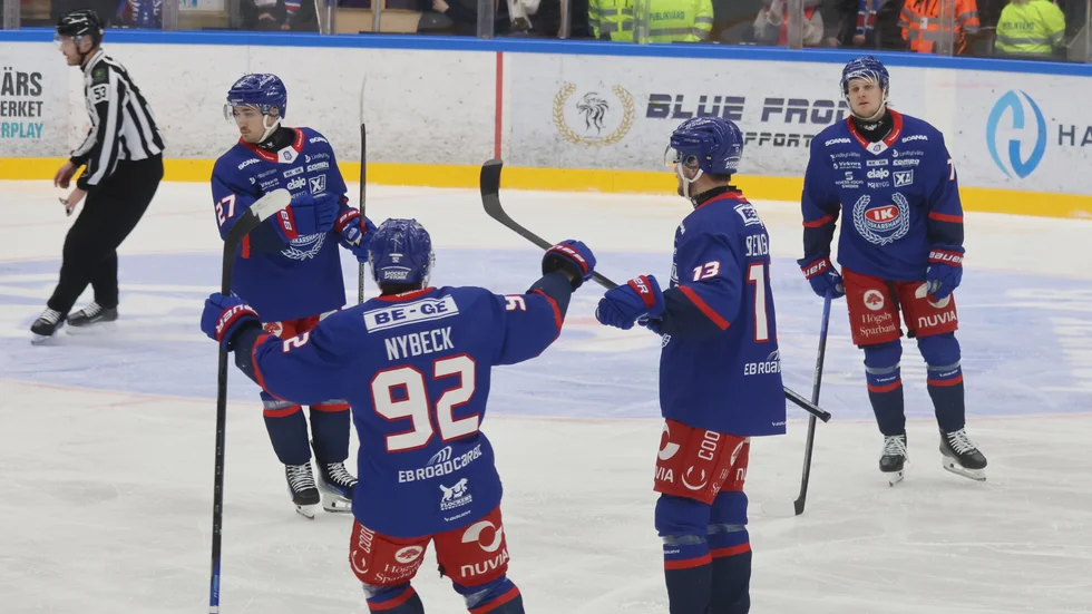 IK Oskarshamn jublar efter att ha kvitterat till 1-1 i powerplay. Vimmerbys oförmåga att utnyttja sina lägen i den spelformen blev avgörande i derbyt.