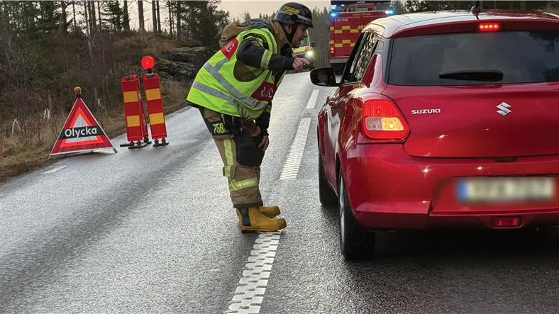 Väg 35 är helt avstängd på olycksplatsen. 