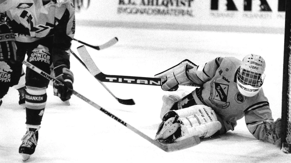 Roma IF var klubb nummer två för målvakten Peter ”Myrten” Johansson. Här räddar han ett skott i en match mot HV 71 från Jönköping. Året är 1989. 