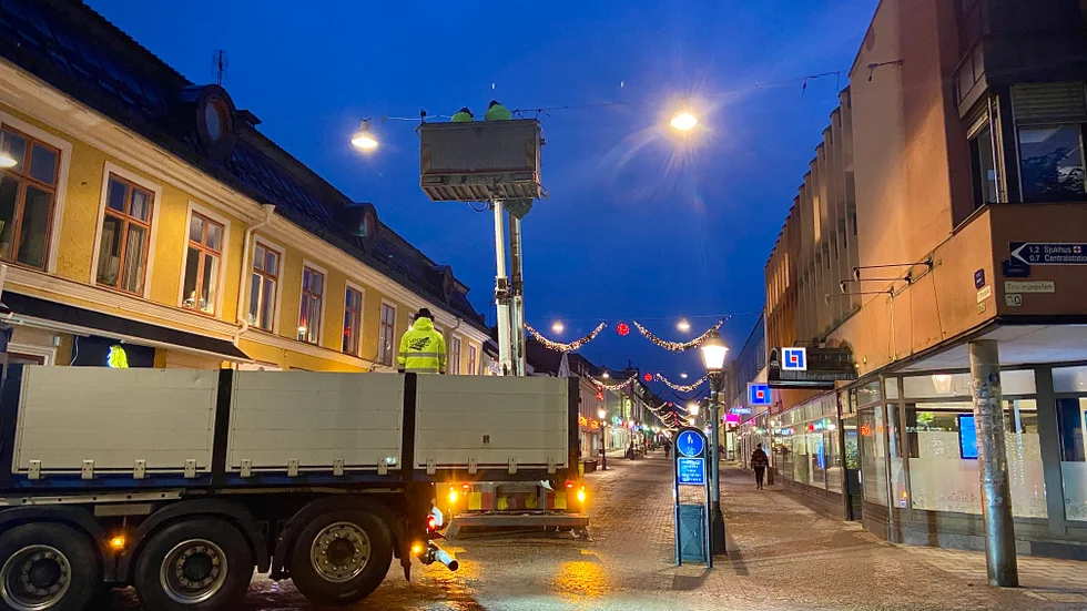 Under tisdagsmorgonen började julpyntet tas ner över Storgatan. Till nästa jul blir det något nytt.