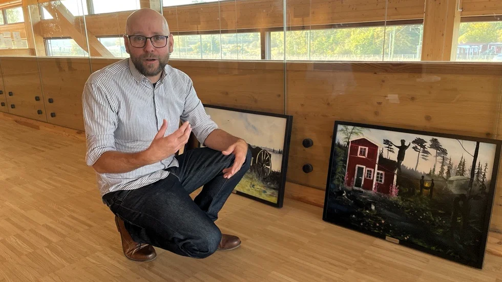 I grunden är Robin Tinglöf musiker, men han började måla i olja när han arbetade med utställningen om sin släkthistoria.

