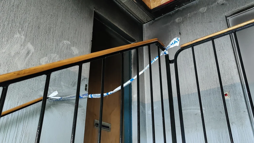 Mannen hittades svårt medtagen i trapphuset vid branden. Nu åtalas han för att ha anlagt branden.
