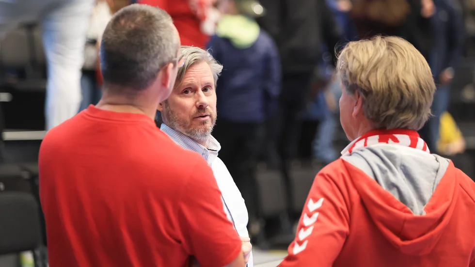 Ulf "Uffe" Nyström var på plats i Volvo CE arena under torsdagskvällen. Här i samspråk med Andreas Adolfsson och Guifs ordförande Björn Frössevi efter matchen.