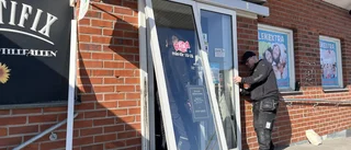 Maskerade män bröt sig in – och stal hans snus