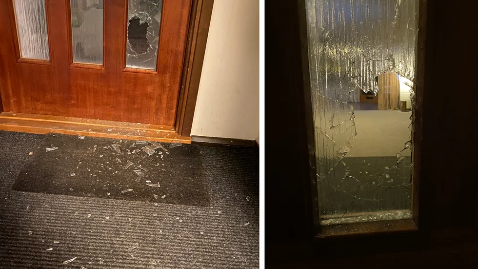 Det blev glassplitter i hela hallen, men det verkar inte som att de misstänkta har använt sig av någon sten. Ylva Andersson  tror att man använt sig av någon slags påk eller en sko med stålhätta.