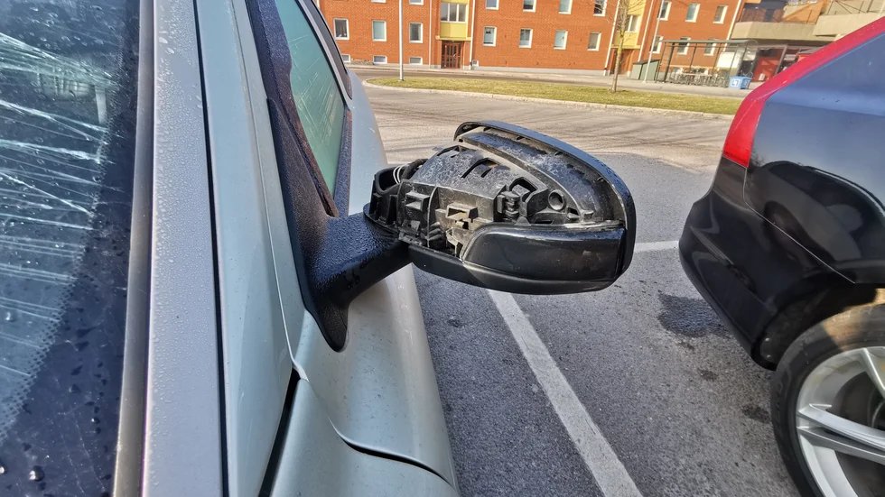 En av sidospeglarna hade brutits av på Alexandra östermans utställningsbil. Ytterligare två bilar utsattes för vandaliseringen.
