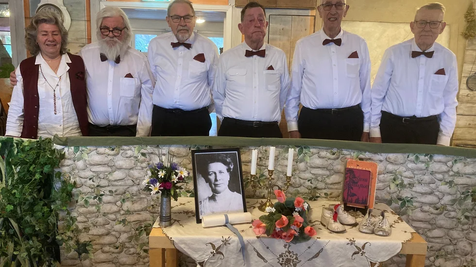 Gentlemannakören med sin ledare, från vänster: Tinta Lénberg, Roland Ingemarsson, Sven Ingemund Svantesson, Torsten Grefberg, Martin Granström och Leif Pettersson.

