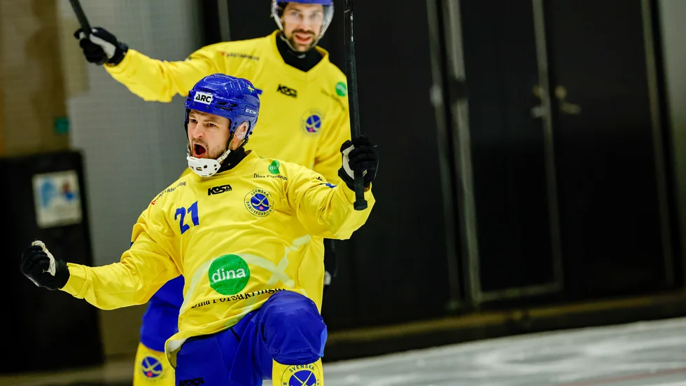 Christoffer Edlund firar sitt 4-2-mål. Sverige vann VM-finalen mot Finland med 5-3 och försvarade guldet.