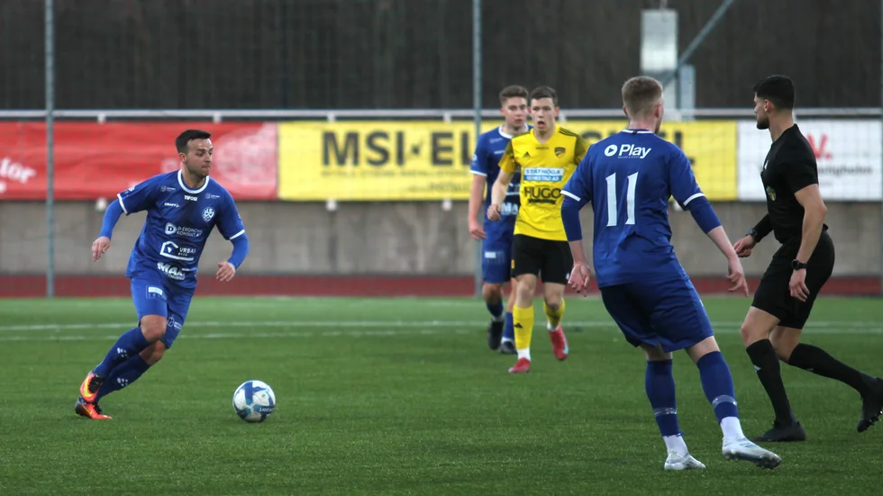 LSW IF:s Valon Silka för upp bollen i åttondelsfinalen i Östgötacupen mot Lindö FF. Silka gjorde ett mål på bonusstraff, men division 4-laget LSW föll med 2-3 och är utslaget ur cupen.