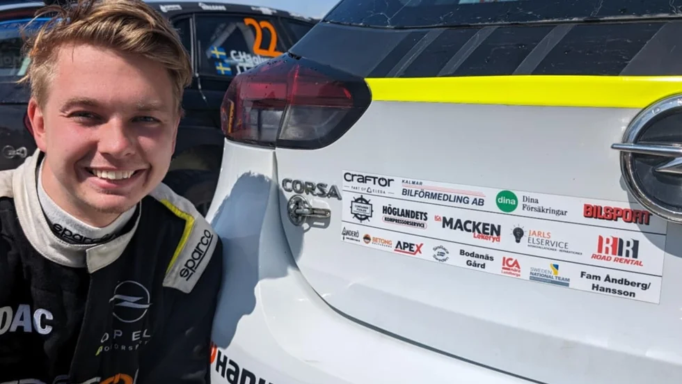 Calle Carlberg har skrivit kontrakt med Opel och SMK Nyköping inför kommande säsong.
