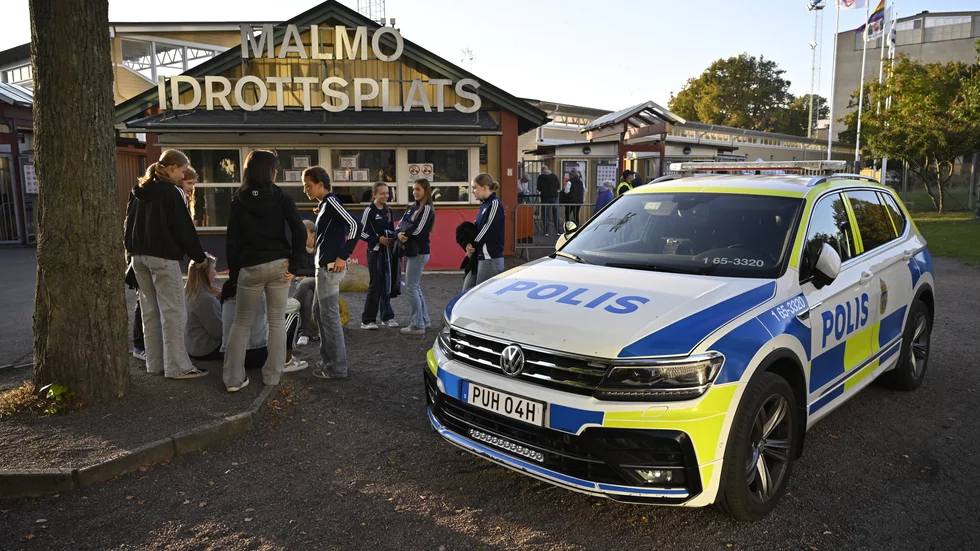 En polisbil parkerad framför Malmö IP inför matchen mellan Rosengård och Växjö.