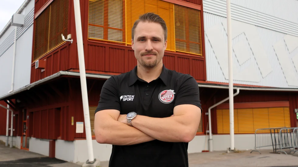 28-årige Sebastian Fuchs är ny tränare i Piteå Hockey. Efter lördagens premiärseger mot Kiruna laddar han nu för onsdagens derby mot Boden. 