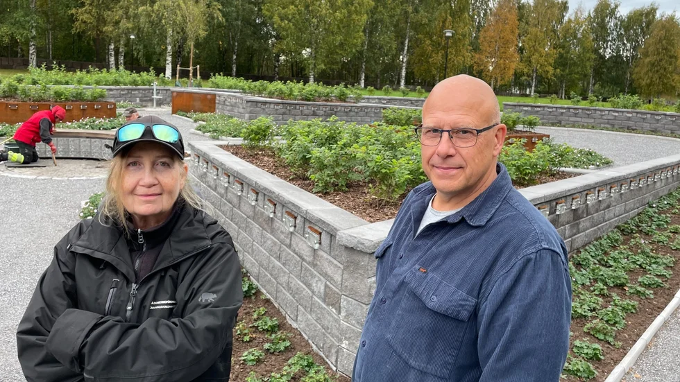 Landskapsingenjör Ann-Sofie Molin och kyrkogårdschef Fredrik Lundberg är stolt över Örnäskyrkogårdens nya del. Om en vecka invigs askgravplatsen Sub rosa som kostat sju miljoner kronor att anlägga.    