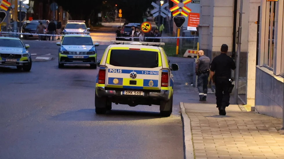 Polisen spärrade av både St Persgatan och St Olofsgatan efter skjutningen.