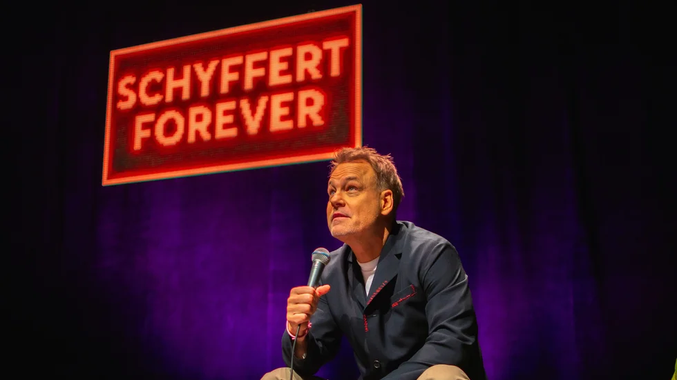 Den 24 oktober gör Henrik Schyffert dubbla föreställningar i Eskilstuna på stans teater. "Det ska bli skitkul", säger han.