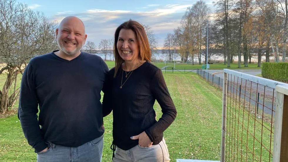 Hemma hos. Jerry och Anna Lindgren i huset hemma i Karlskoga, där alla hockeytokiga barn växte upp. 