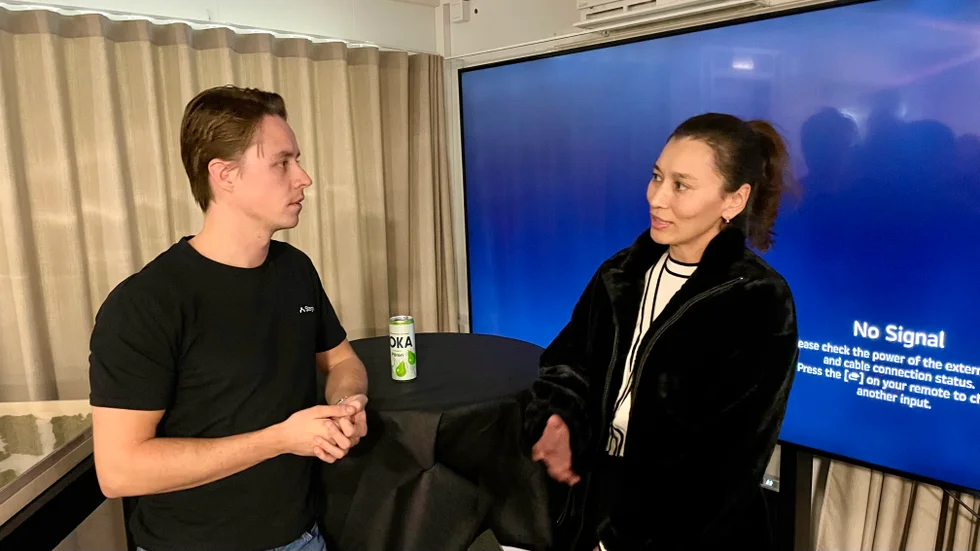 Karl Segergren, rekryterare Stegra, svarade på frågor från bland andra Regina Akün, Turkiet, när stålföretaget höll informationsmöte.