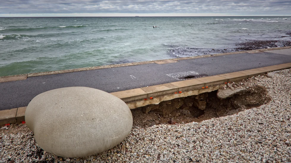 Återigen har Visbys strandpromenad underminerats av ett stort hål efter en storm.