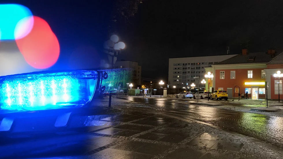 Det var mitt i natten, omkring klockan 02, som mannen ska ha visat sitt könsorgan för kvinnan på andra sidan spåren.