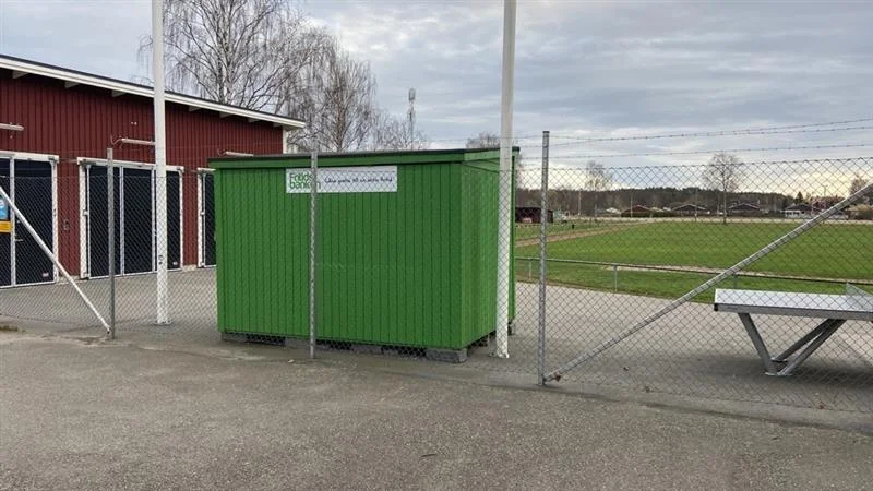 Det är här, vid Fritidsbanken och ishallen, som det ursprungliga bråket ska ha ägt rum.