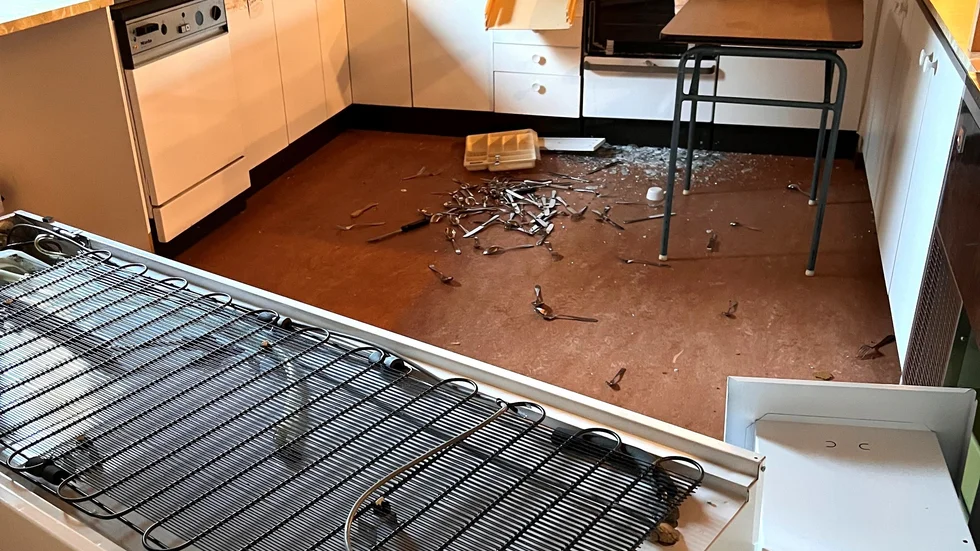 Skadegörelsen inne i skidstugan var omfattande. Bland annat var ett kylskåp omkullvält och glaset till ugnen var krossat.