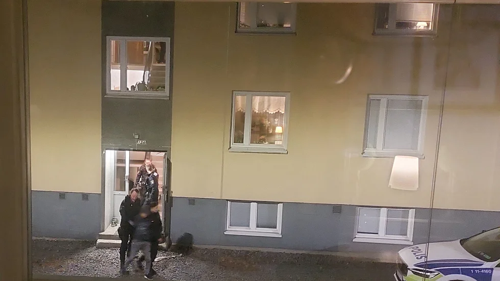 En person förs ut av poliser ur bostadshuset i Haparanda.