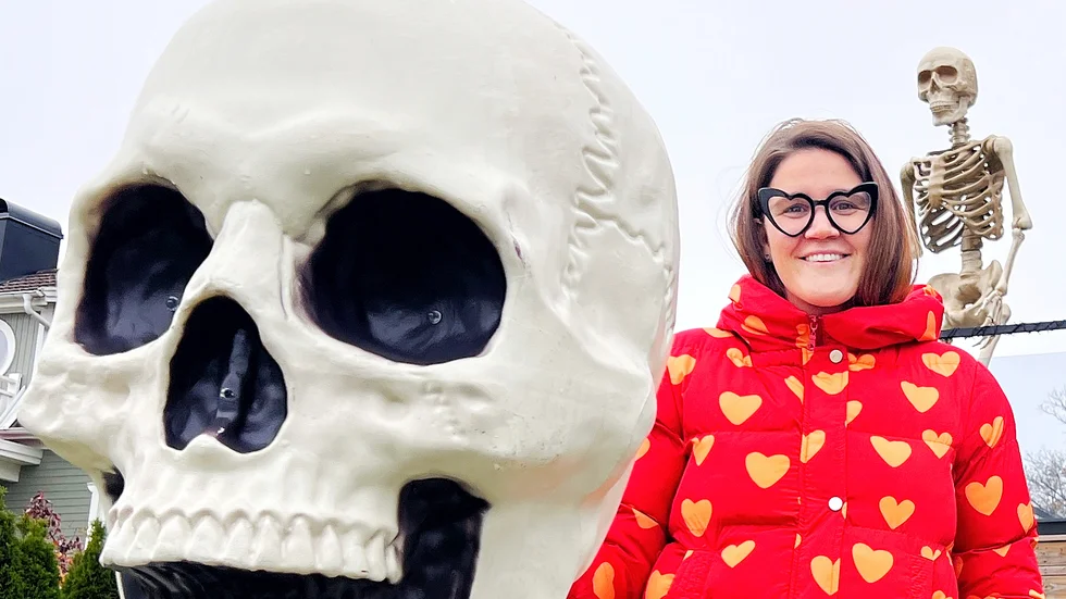 Annie Thorén brinner för Halloween och har många karaktärer i sin trädgård. Hon öppnar nu upp sin trädgård den 31 oktober för områdets barn. 