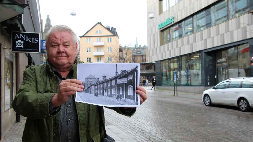 Göran Billeson med en gammal bild på Ågatan. Där Handelsbankens hus ligger nu fanns en länga med trähus – som nu är flyttade till Gamla Linköping.