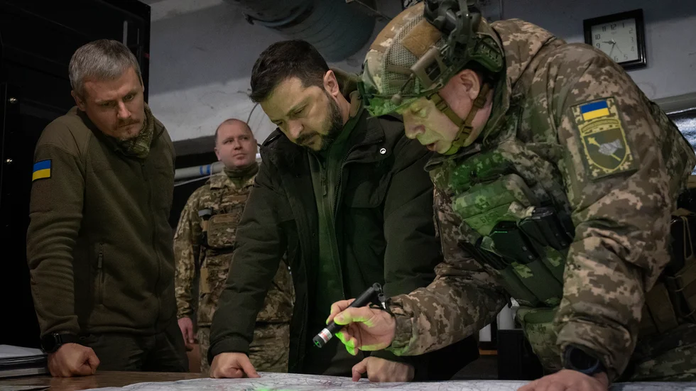 Ukrainas president Volodymyr Zelenskyj och militärchefen Oleksandr Syrskij i Kupjansk i Charkiv för ett knappt år sedan. Arkivbild.