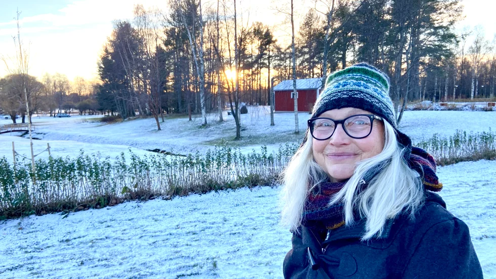 Bakom huset i bakgrunden fanns en gång i tiden ett annat hus där Katarina Sundvalls farmor och farfar bodde. I dag vilar de på kyrkogården på mark som en gång i tiden var deras. Kyrkogården på Bredviken är därför en extra speciell plats för Katarina Sundvall som alltid tänder ljus på Allhelgona för sina nära och kära.