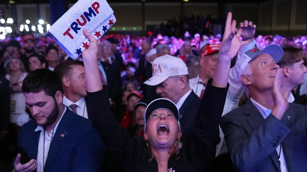 Här ser vi jublande Trumpanhängare på jättevalvakan i Palm Beach på onsdagsmorgonen svensk tid. Valet blev inte den "rysare" som annonserats i förväg. Det stod rätt tidigt på valkvällen klart att Donald Trump - som förlorade valet mot Joe Biden 2020 - skulle göra comeback som president i USA för fyra år till. Valresultatet bjuder på viktiga insikter om sakägarskapets betydelse när väljarna sätter ner sina fötter. 