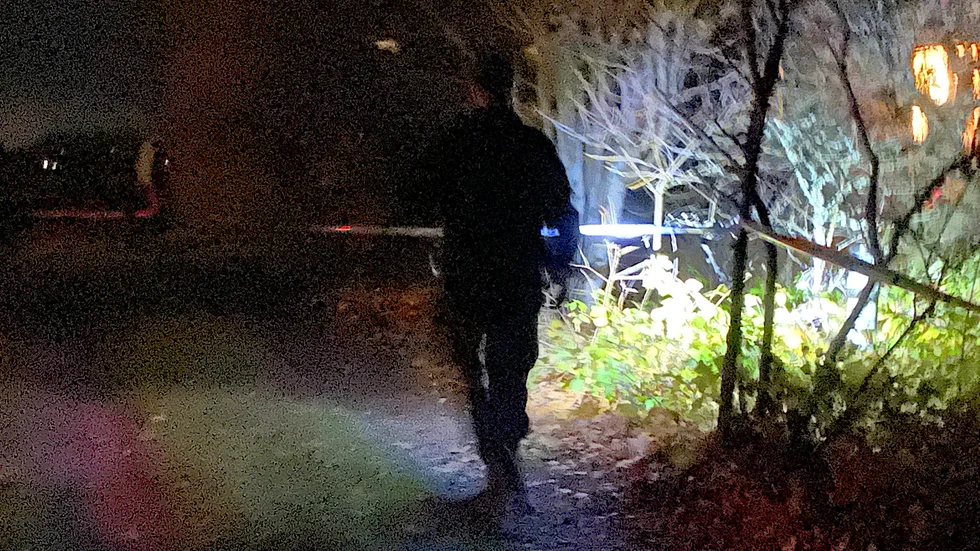 Det var i oktober som en kvinna i 30-årsåldern greps misstänkt för mord på en närstående. Nu har hon omhäktats, men åtal dröjer sannolikt till våren.