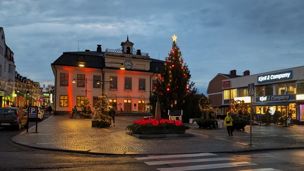 Jultorget lyser upp i mörkret.