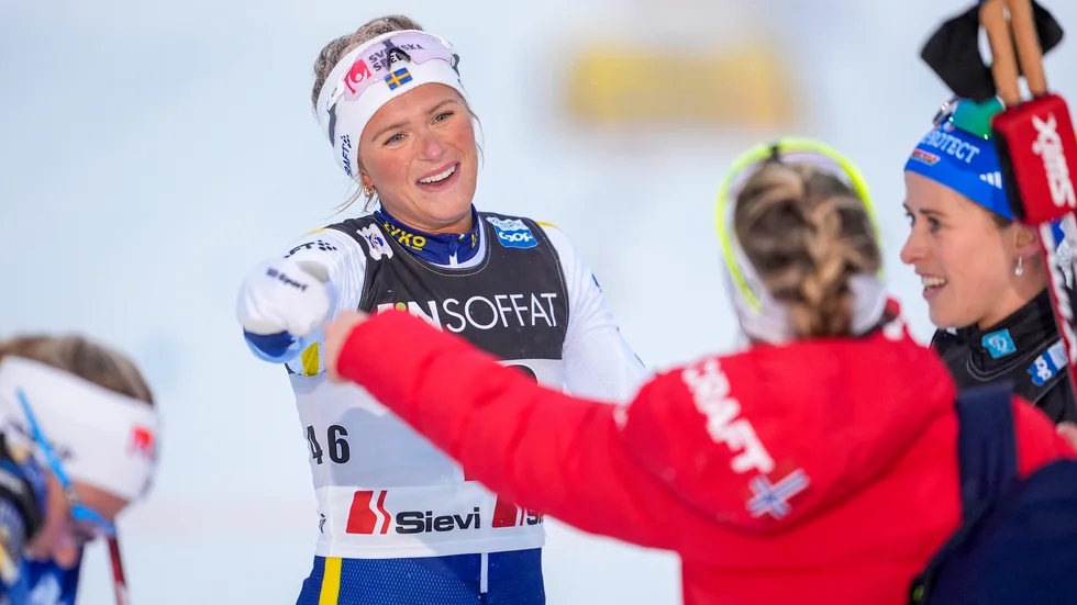 Frida Karlsson innan hon kramas om av tvåan Therese Johaug.