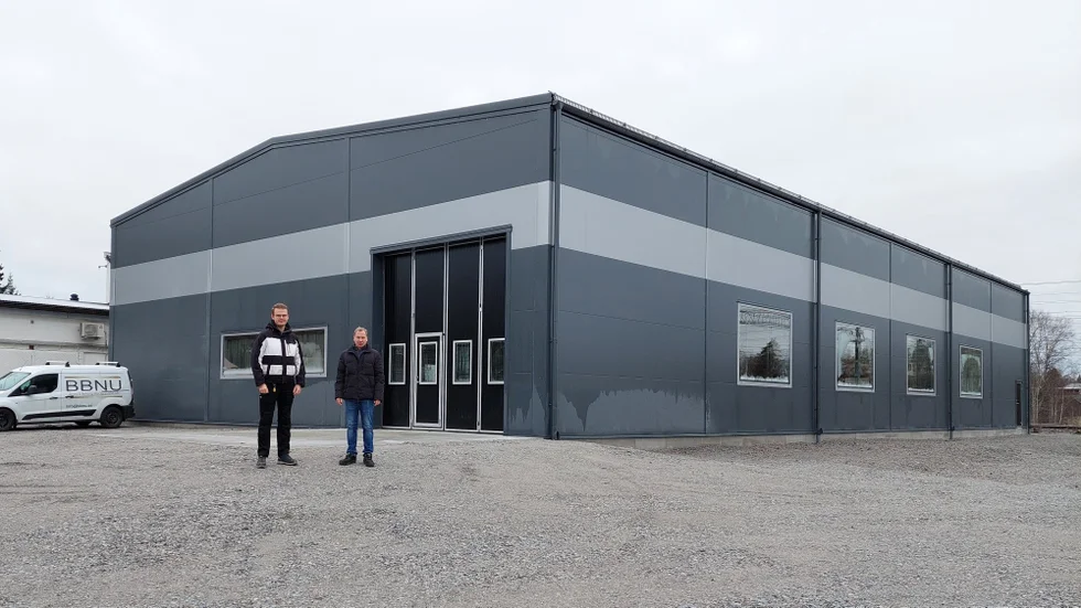 Den nya fabriken har en stor port för godsmottagning med stora traverskranar och lagerplatser.