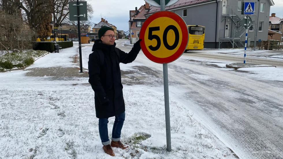 50-gatorna i staden är snart ett minne blott. Andrey Edemskiy, enhetschef för kommunens enhet trafik och mobilitet, berättar att de nya skyltarna kommer att börja monteras i december.