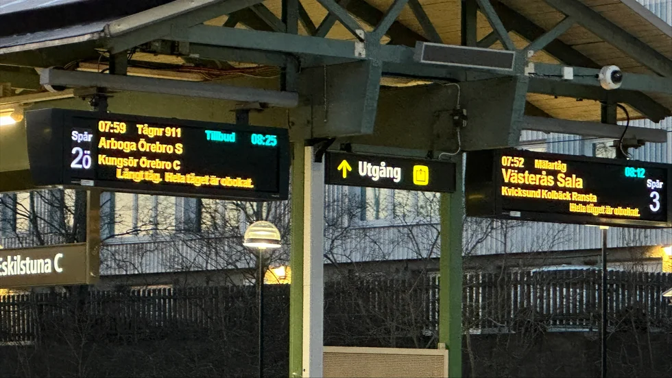 Flera tåg är försenade till Eskilstuna på fredagsmorgonen.