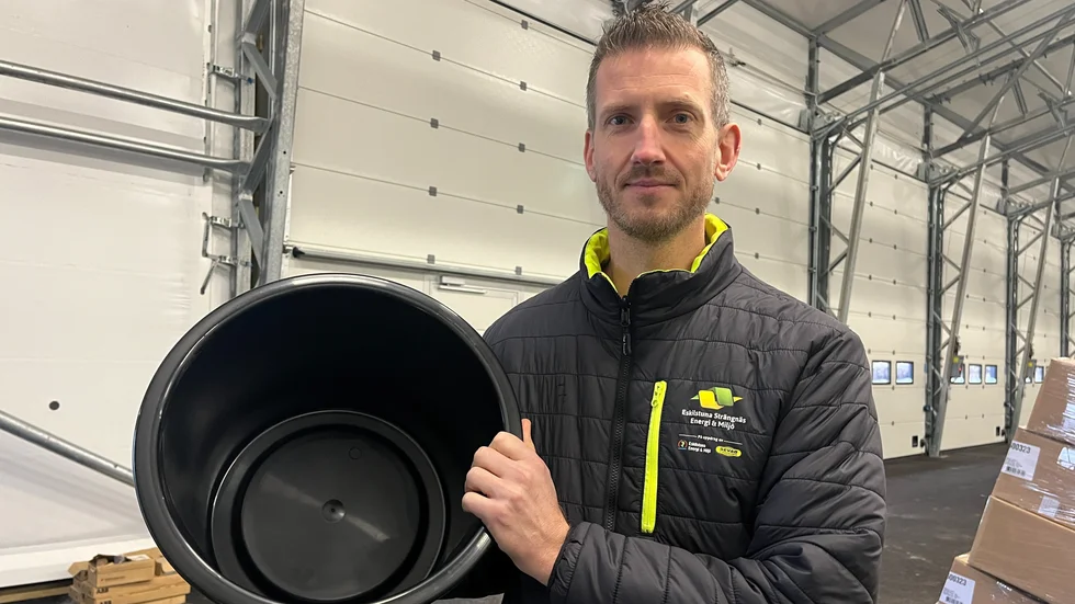 Kent Briby, affärsområdeschef på ESEM (Eskilstuna Strängnäs energi-och miljö) med en latrintunna i handen. Enligt honom är detta en klart bättre lösning än att använda plastpåsar för att ta hand om avföring vid en större kris.