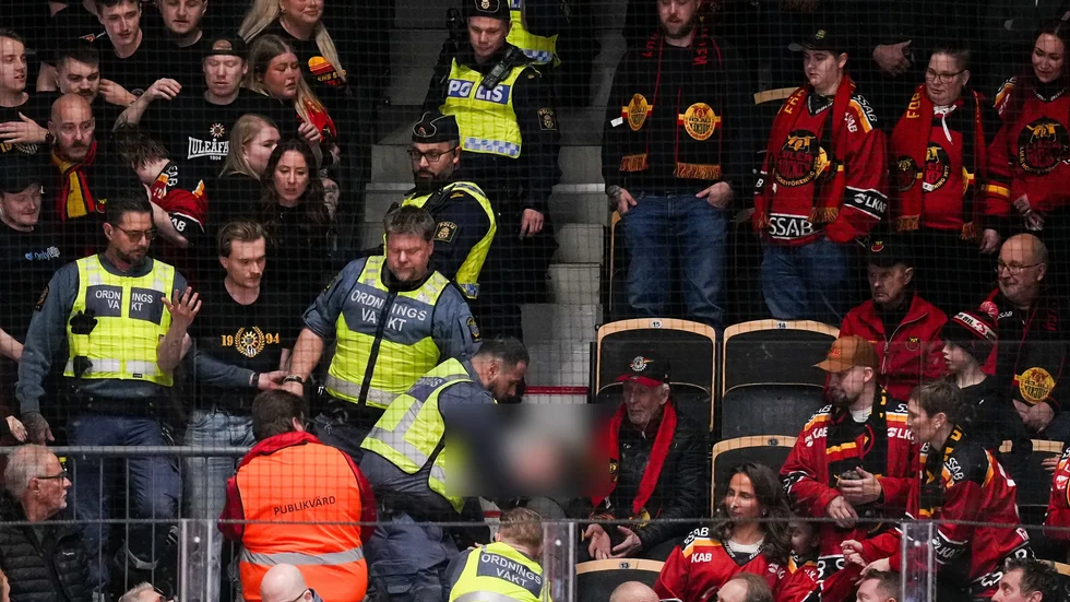 En person fick föras bort av vakter och polis under derbyt.