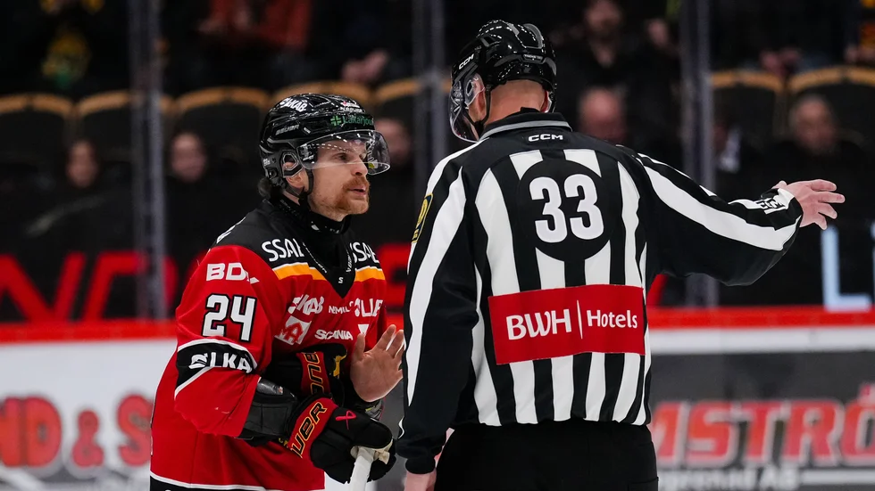 Brendan Shinnimin var trots segern knäckt efter matchen. Han känner sig mobbad av domarkåren.