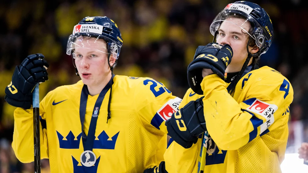 Otto Stenberg och Axel Sandin Pellikka deppar efter finalen mot USA. Det blev förlust med 2–6 i Scandinavium.